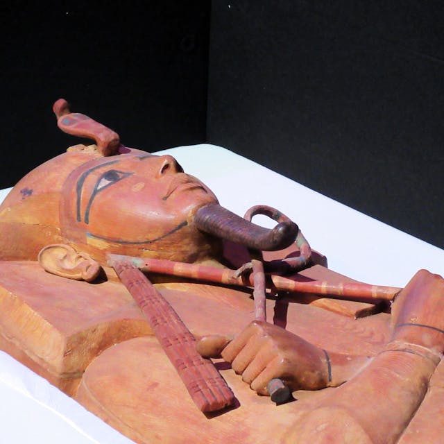 Der Sarkophag von Ramses II. ist in der Grande Halle de la Villette in Paris in einer Transportkiste zu sehen.