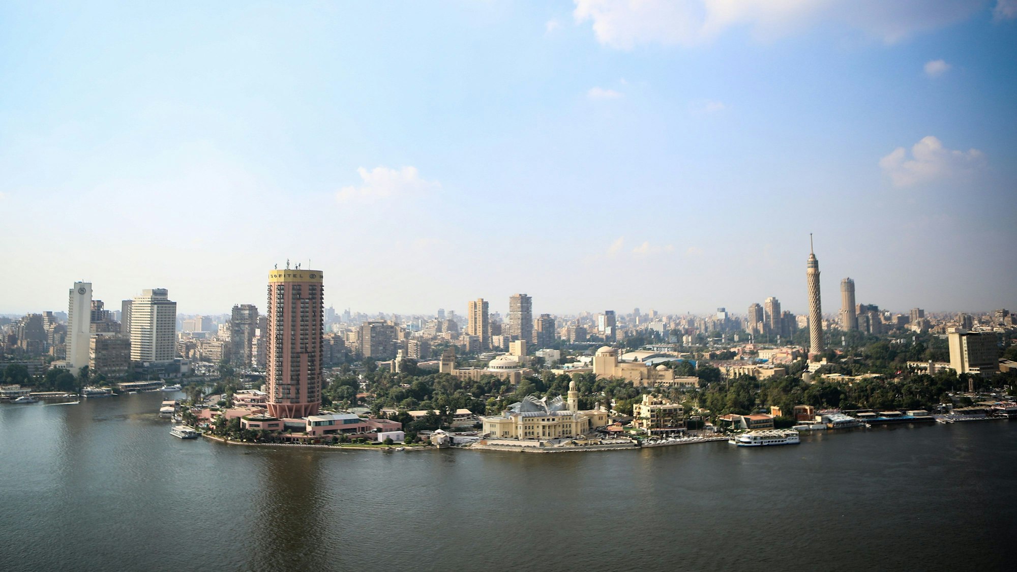 Blick auf den Cairo Tower (r) und die Oper (m) auf der Insel Gezira, umgeben vom Nil.