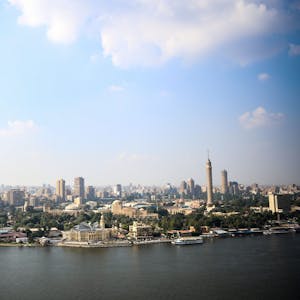 Blick auf den Cairo Tower (r) und die Oper (m) auf der Insel Gezira, umgeben vom Nil.