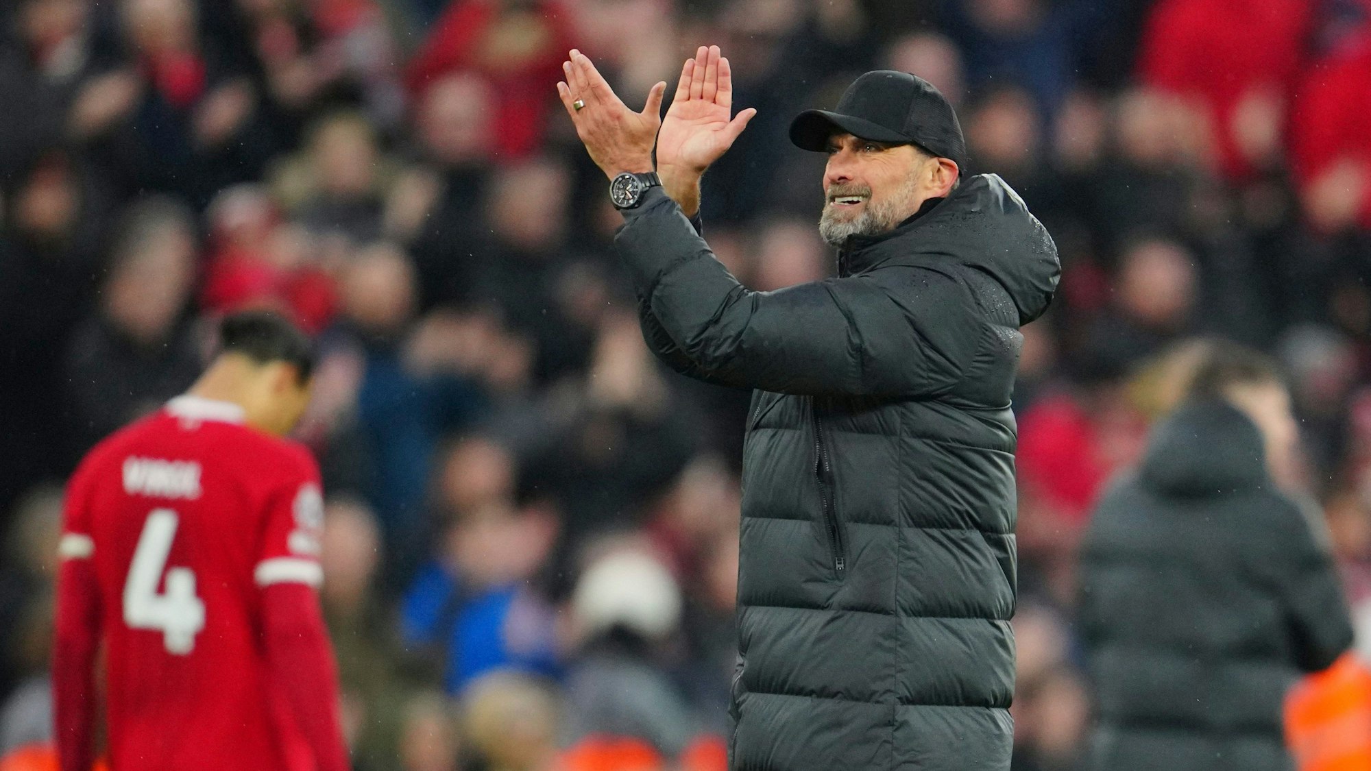 Liverpools Trainer Jürgen Klopp applaudiert nach dem Spiel.