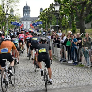 Das Foto zeigt Radfahrer am Schlossberg in Bensberg
