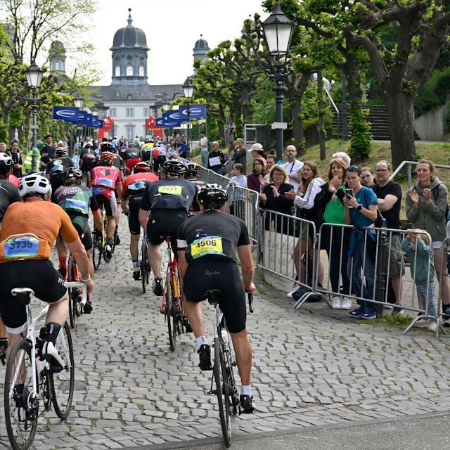 Das Foto zeigt Radfahrer am Schlossberg in Bensberg