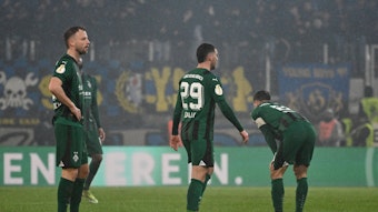 Spieler von Borussia Mönchengladbach wirken ratlos, enttäuscht und frustriert nach Pokalaus.