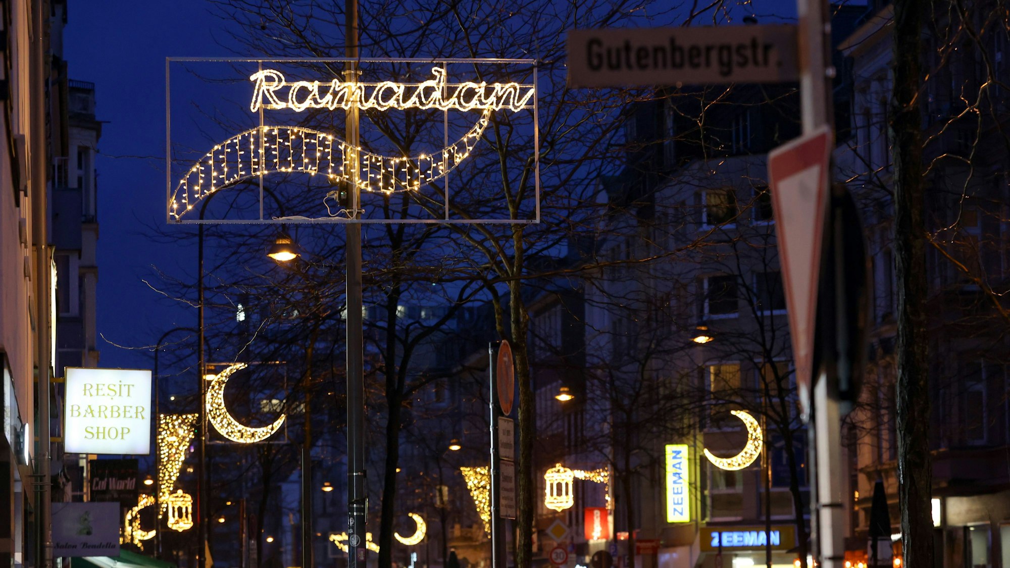 Auf der Venloer Straße sind beleuchtete Halbmonde und ein Schriftzug Ramadan zu sehen.