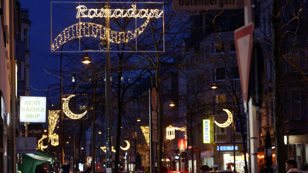 Die Ramadan-Beleuchtung auf der Venloer Straße in Köln.



