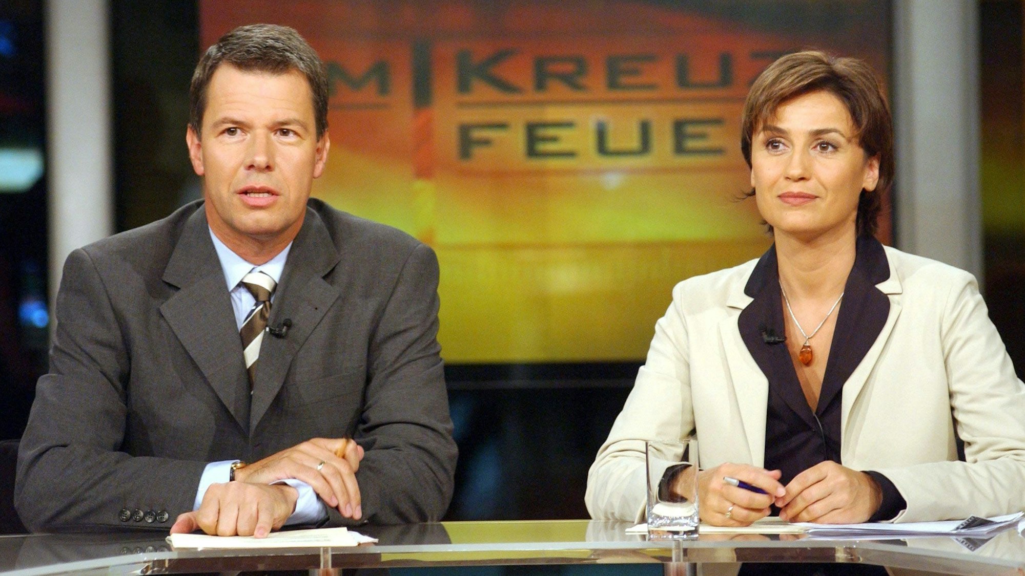 Sandra Maischberger und Peter Kloeppel sitzen im September 2002 gemeinsam im Studio von „Im Kreuzfeuer - Die Generalsekretäre“.