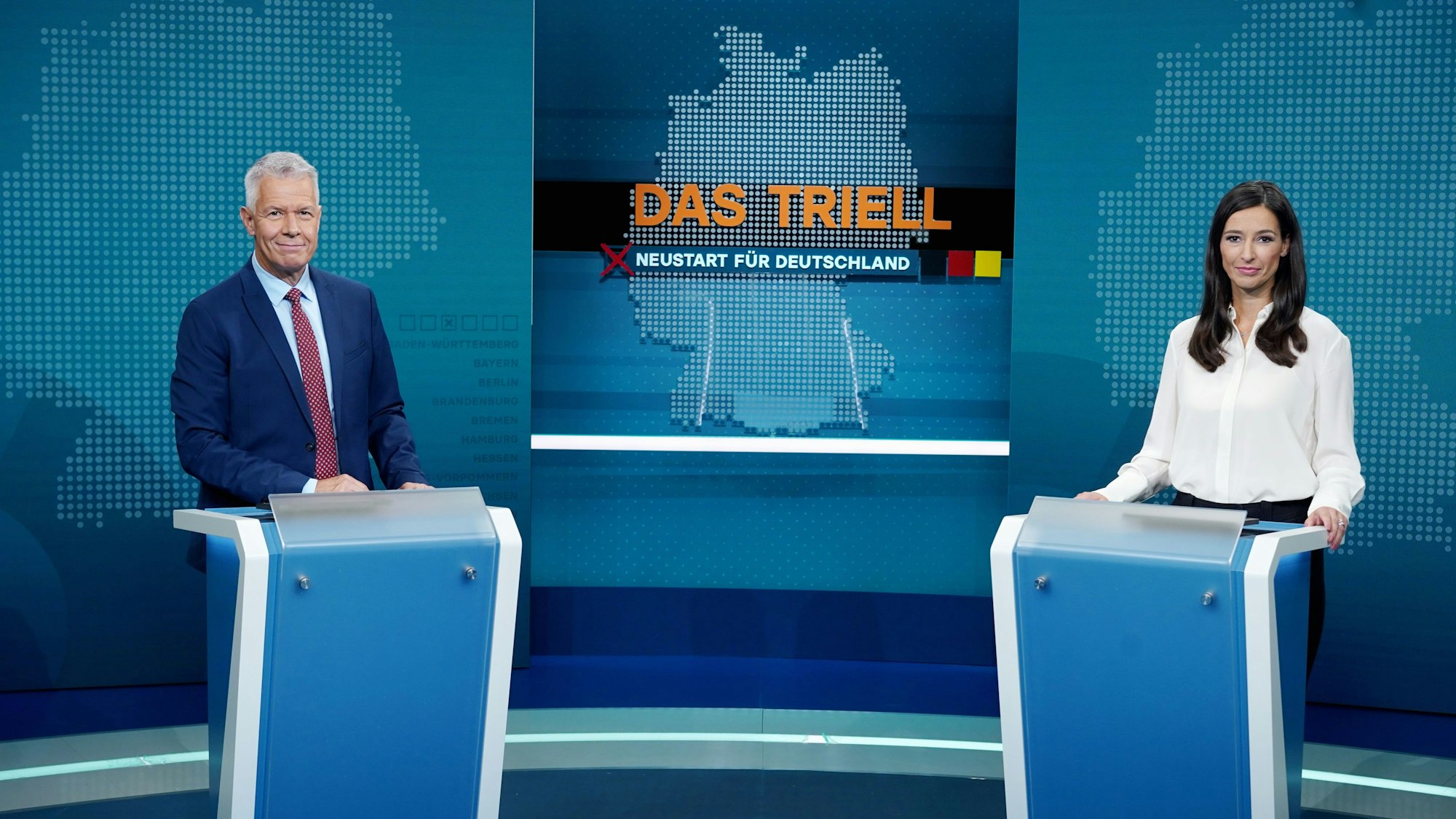 Die RTL Moderatoren Pinar Atalay und Peter Kloeppel stehen im August 2021 im „Das Triell“-Studio-Set im RTL Studio in Adlershof.