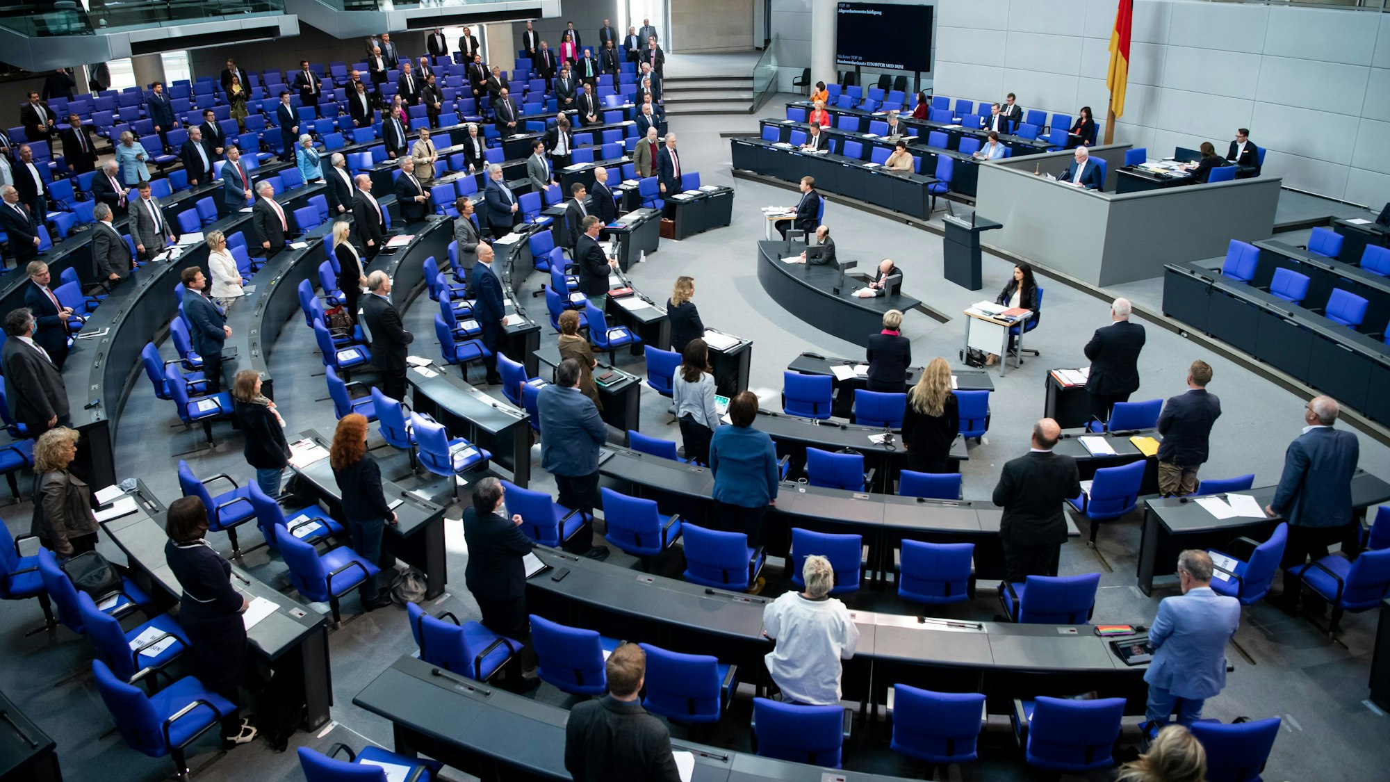 Die Bundestagsabgeordneten stimmen im Deutschen Bundestag ab.