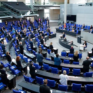 Die Bundestagsabgeordneten stimmen im Deutschen Bundestag ab.