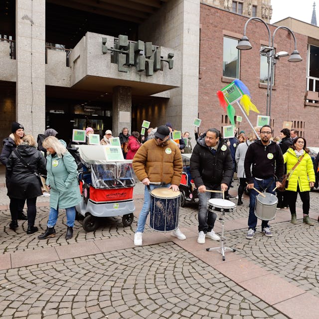 Auf dem Foto sind Demonstrierende vor dem Historischen Rathaus in Köln zu sehen.