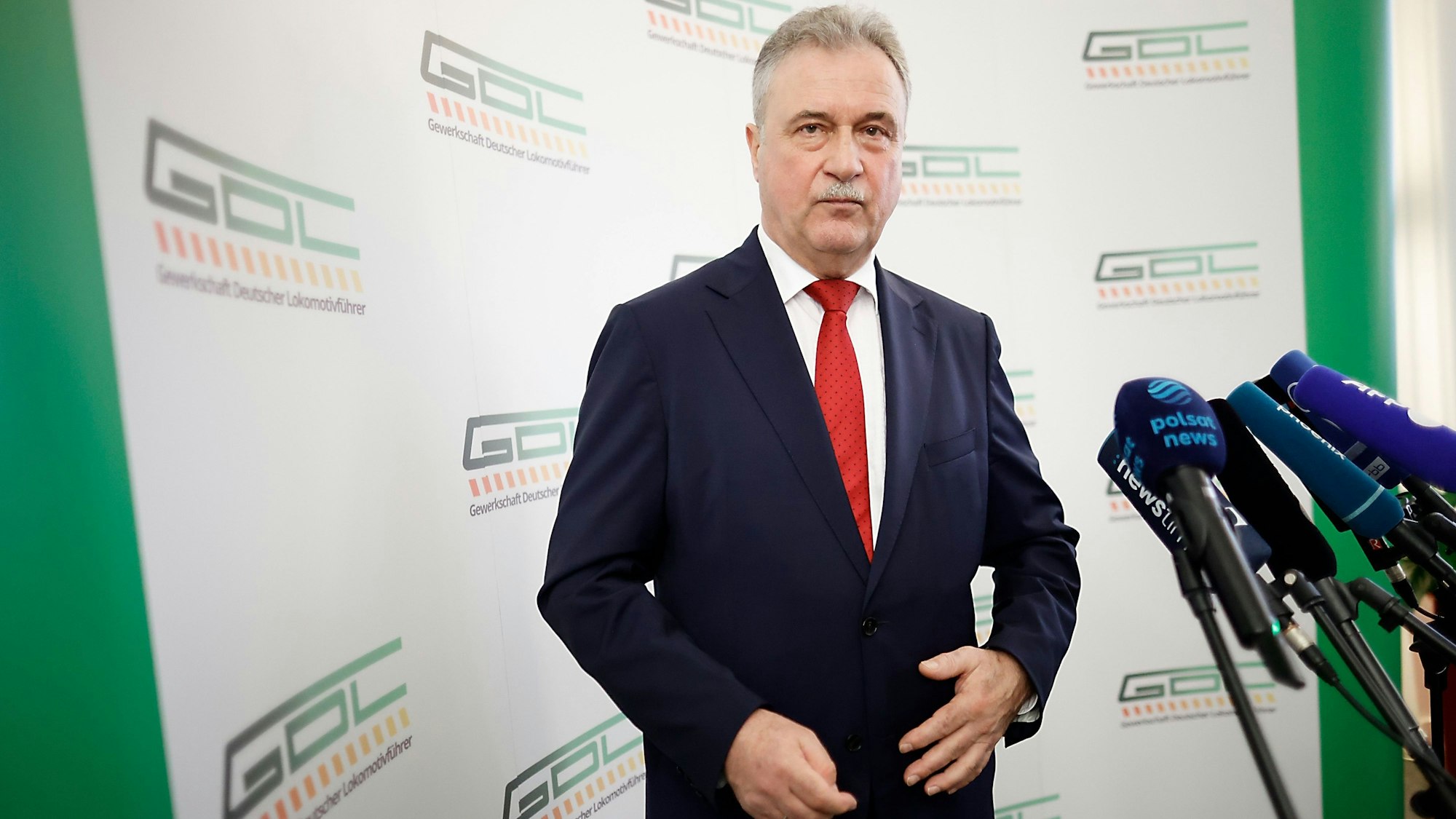 Claus Weselsky, Vorsitzender der Gewerkschaft Deutscher Lokomotivführer (GDL), spricht bei einer Pressekonferenz über die Streiks. (Archivbild)