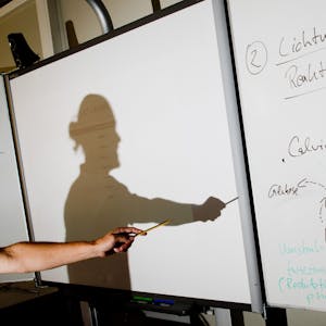 Ein Lehrer wirft einen Schatten auf ein Smartboard im Biologie-Leistungskurs einer integrierten Gesamtschule.