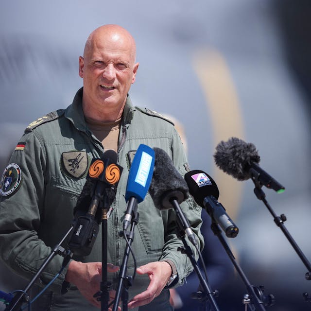 Der Inspekteur der deutschen Luftwaffe, Ingo Gerhartz, steht bei einer Pressekonferenz vor mehreren Mikrofonen der anwesenden Presse. Er trägt eine Uniform der Luftwaffe.