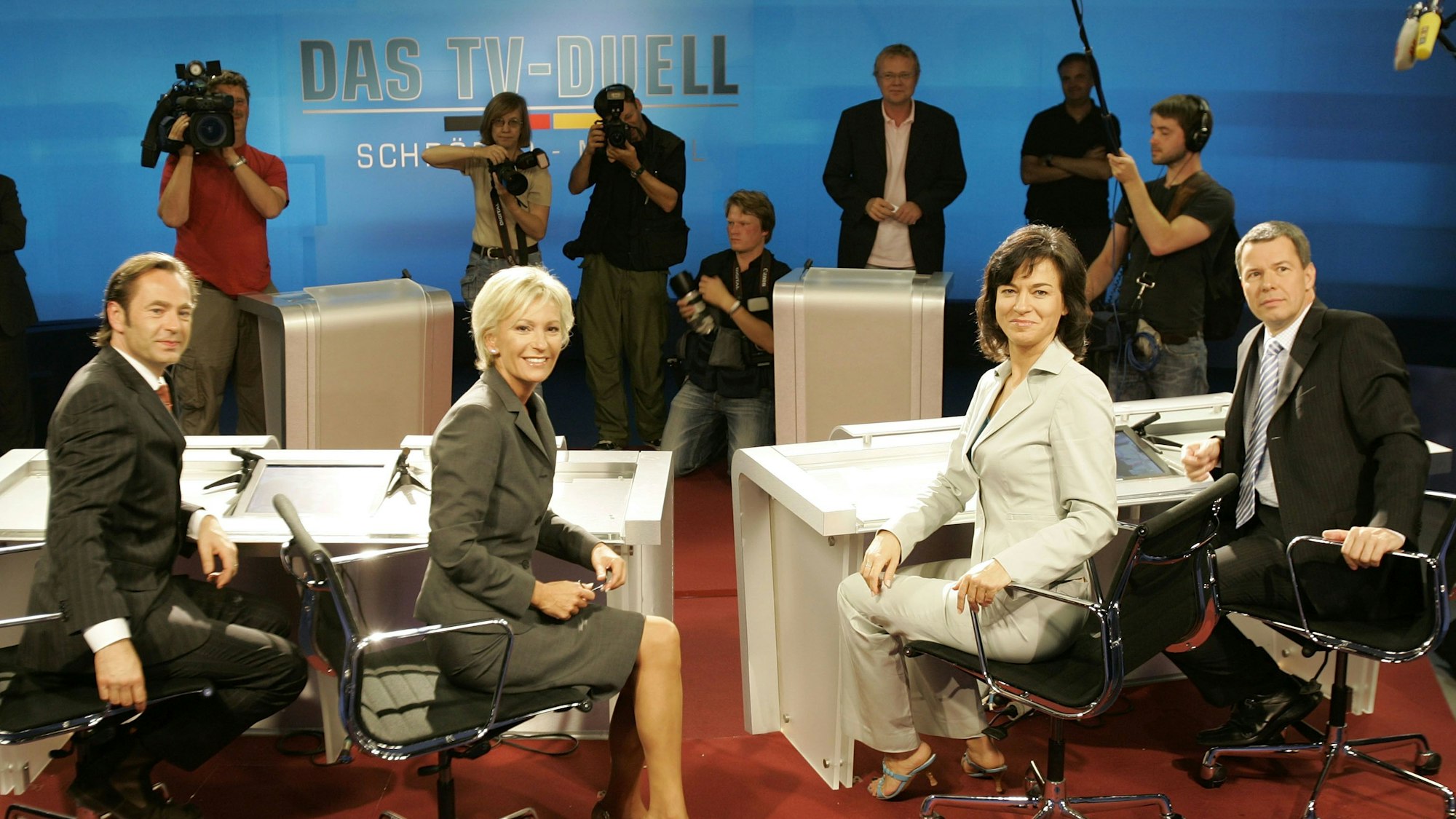 Die Moderatoren Thomas Kausch (Sat.1), Sabine Christiansen (ARD), Maybritt Illner (ZDF) und Peter Klöppel (RTL) haben am 2. September 2005 im Fernsehstudio in Berlin-Adlershof für die Fotografen Platz genommen.