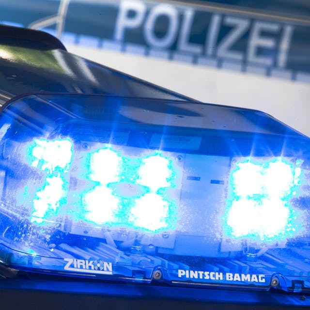 Ein Blaulicht leuchtet auf dem Dach eines Polizeiwagens.&nbsp;