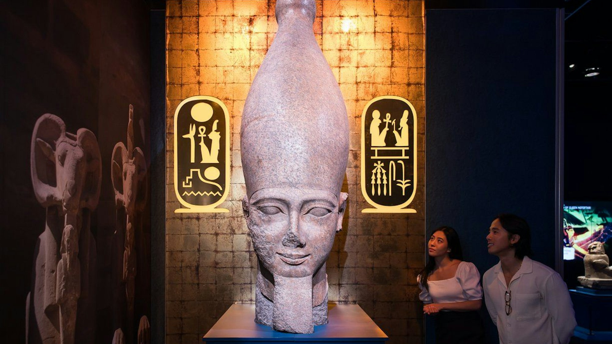 Hier sieht man den berühmten Pharao mit der altägyptischen Doppelkrone.