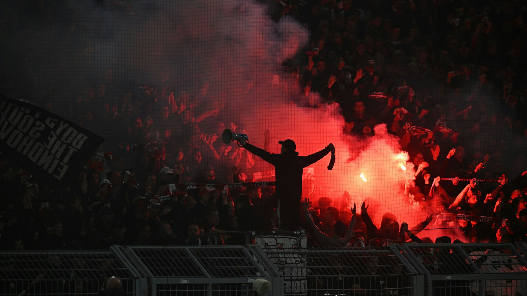 Fans von Eindhoven zünden Pyrotechnik.