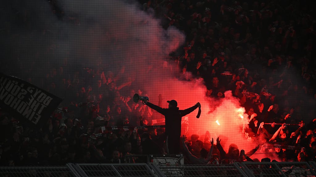 Fans von Eindhoven zünden Pyrotechnik.&nbsp;