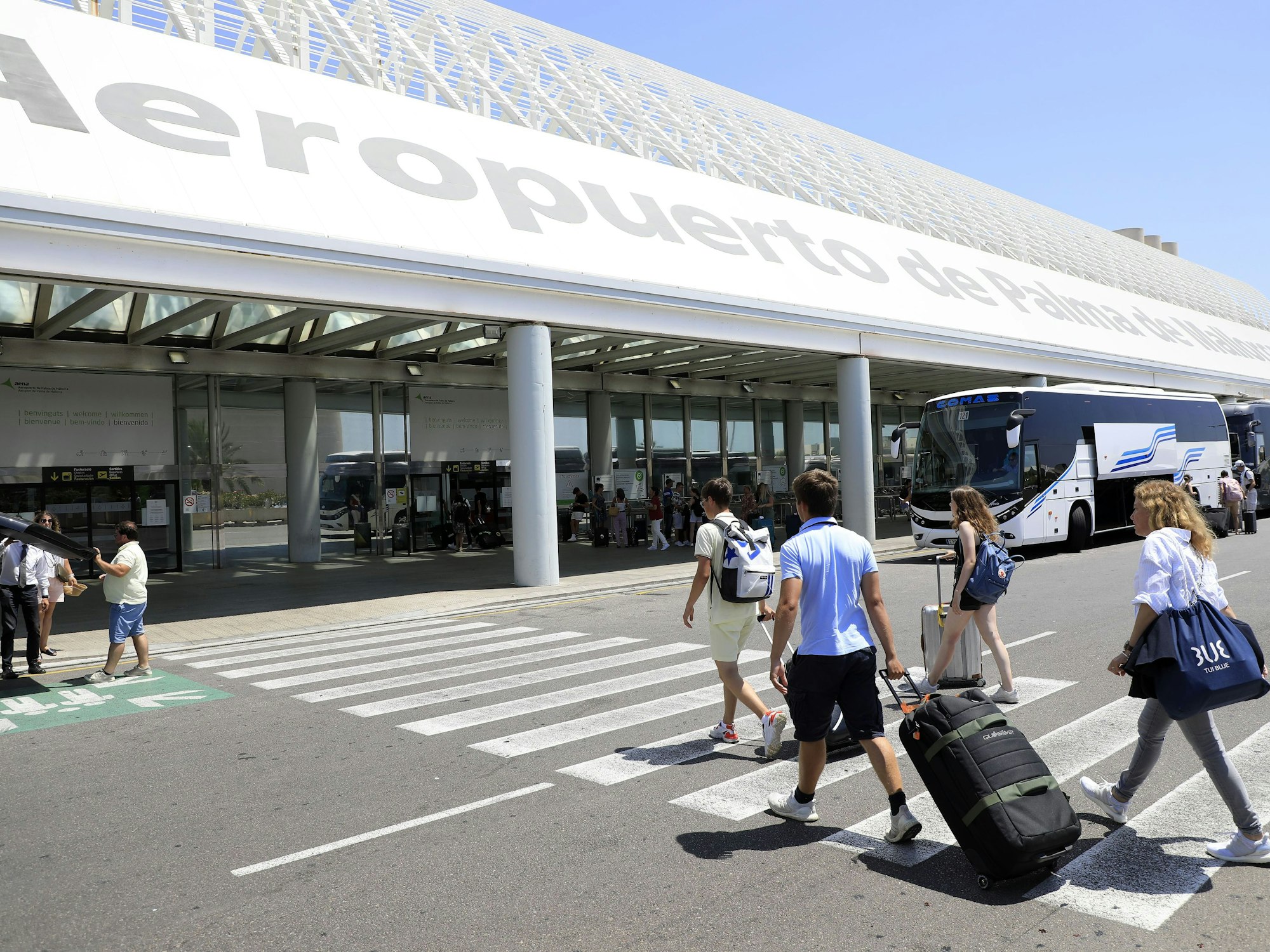 Reisende gehen am Flughafen von Mallorca mit ihren Koffern, hier im Juli 2023.