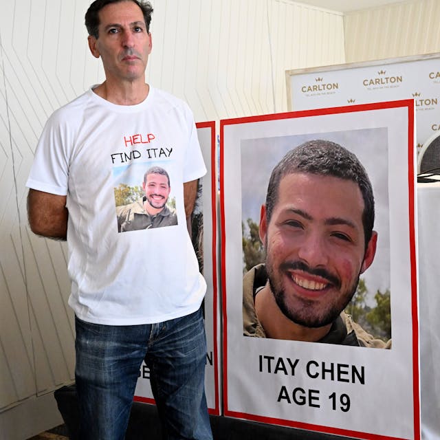 Ruby Chen mit einem Bild seines Sohnes Itay, als die Familie noch auf dessen Freilassung hoffte.