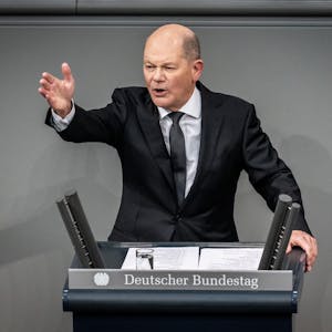 Bundeskanzler Olaf Scholz (SPD) stellt sich im Bundestag Fragen zu Taurus und anderen Themen. (Archivbild)