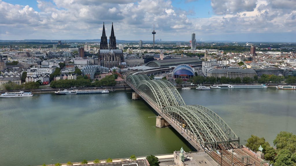Blick aus der Luft auf die Hohenzollernbrücke und den Kölner Dom im Hintergrund.
