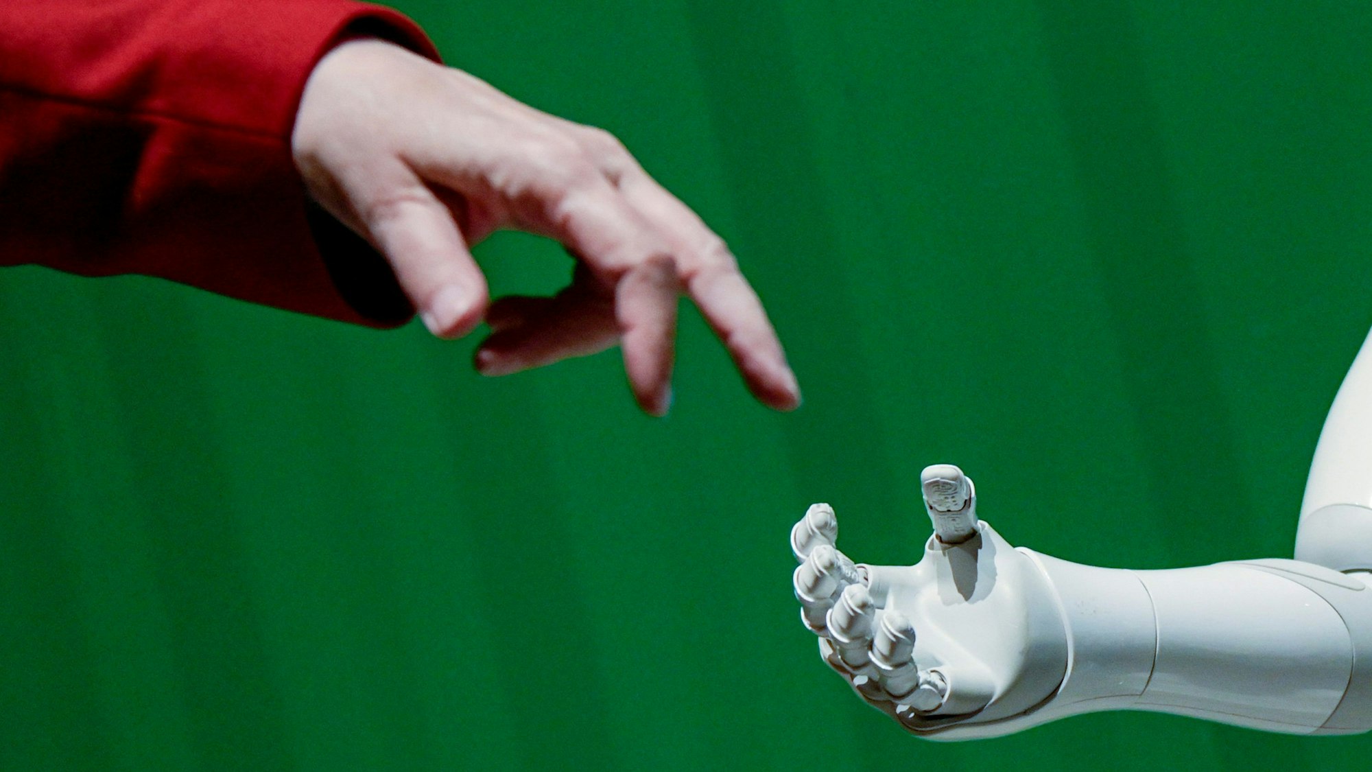Ein Roboter interagiert mit einer Frau (Symbolbild)