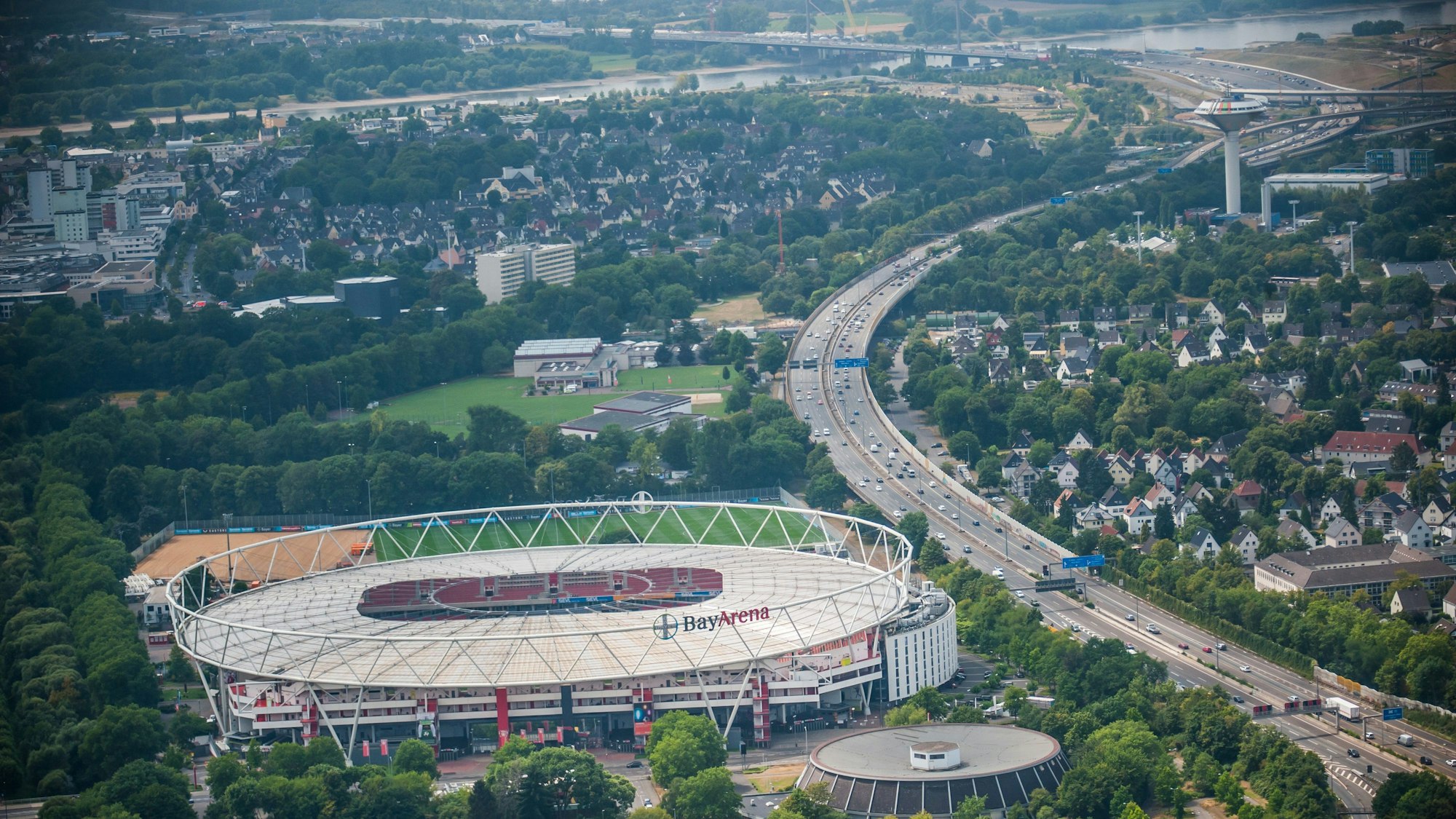 Luftbild von Leverkusen, im Vordergrund das Stadion.
