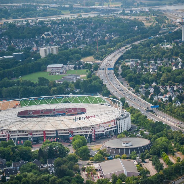 Luftbild von Leverkusen, im Vordergrund das Stadion.