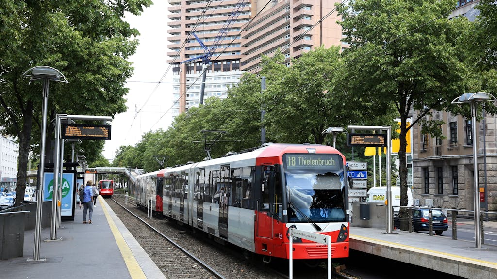 Eine KVB-Bahn fährt in die Haltestelle Weißhausstraße in Köln ein.