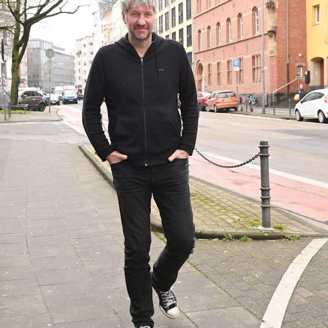 Wiebusch in schwarzer Jacke auf einer Kölner Straße.
