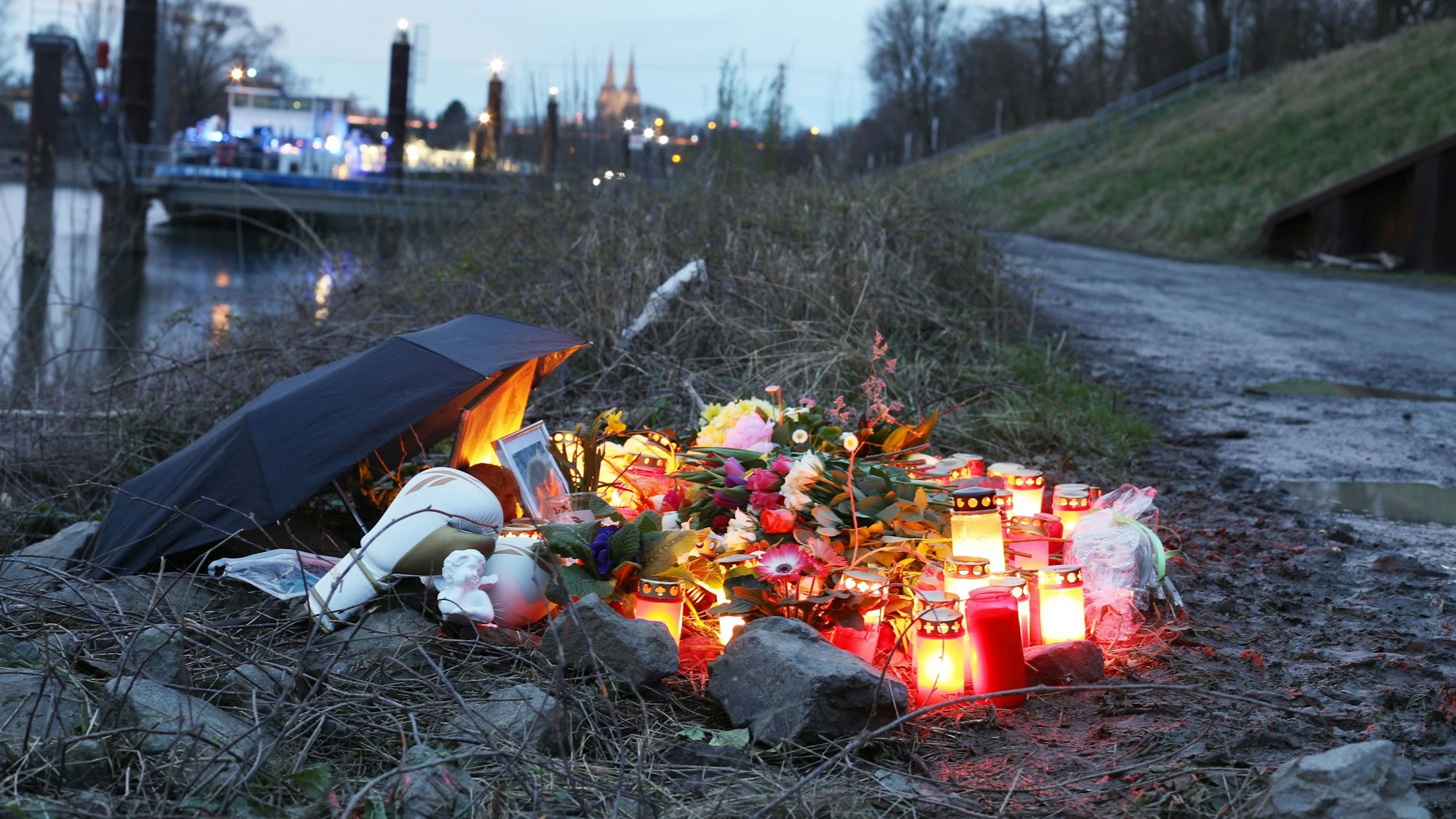 Ein Blumenmeer am Tatort im Mülheimer Hafen, wo in der Nacht zum Sonntag (10.03.2024) ein 15-Jähriger erstochen wurde.
