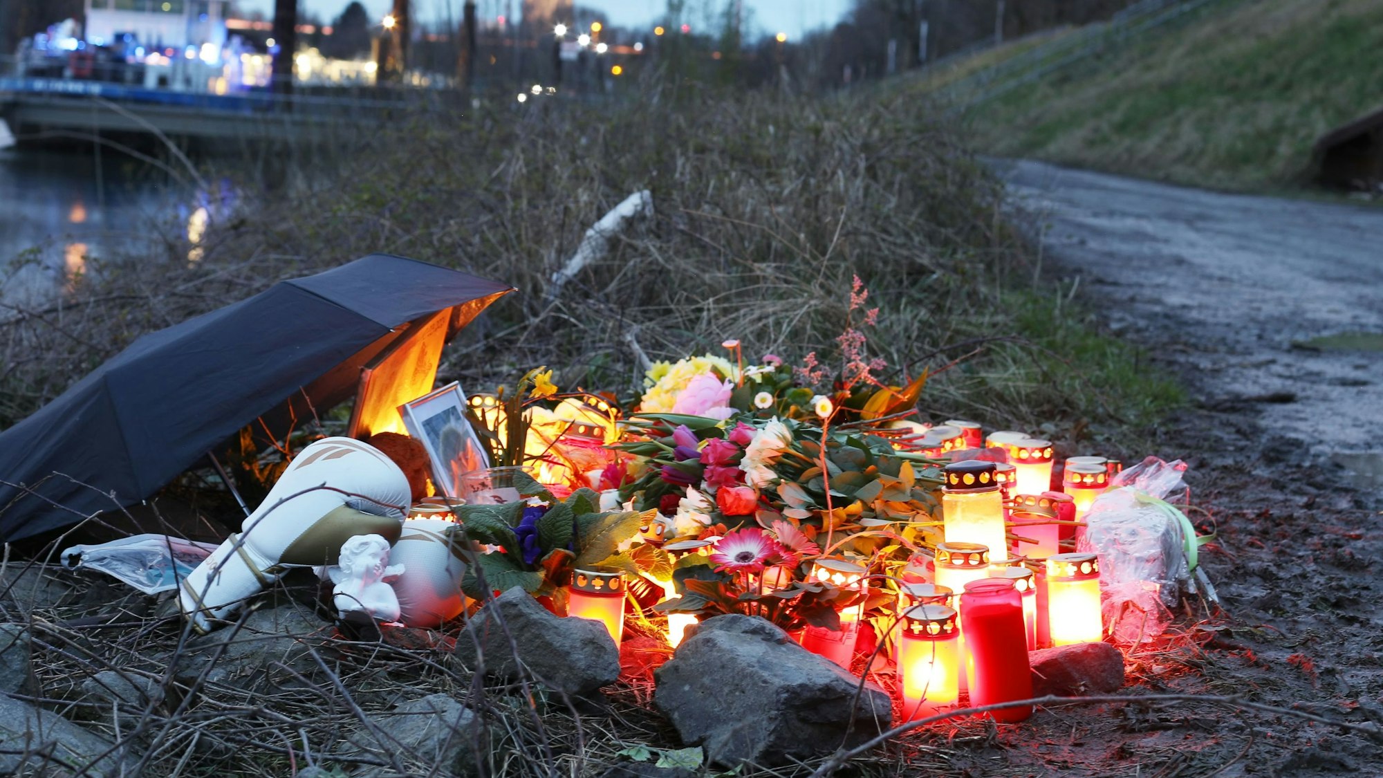 Ein Blumenmeer am Tatort im Mülheimer Hafen, wo in der Nacht zum Sonntag (10.03.2024) ein 15-Jähriger erstochen wurde.