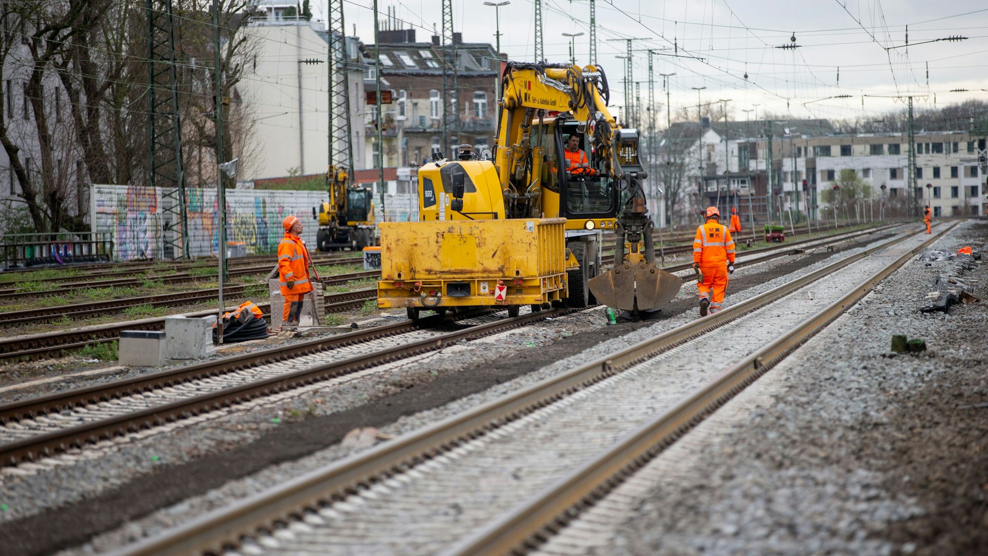 Umfangreiche Bauarbeiten führt die Bahn im Bahnhof Köln-West durch. Der helle Schotter zeigt, welche Gleise erneuert wurden.