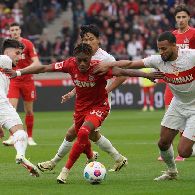 FC-Stürmer Justin Diehl  im Duell mit Josha Vagnomen (r.) vom VfB Stuttgart - seinem wahrscheinlich neuen Klub.