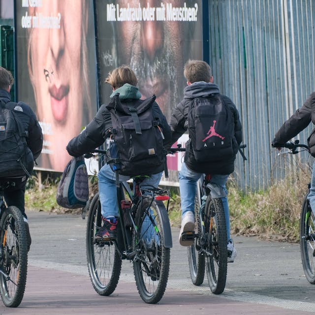 Jugendliche Kinder per Fahrrad auf dem Schulweg.