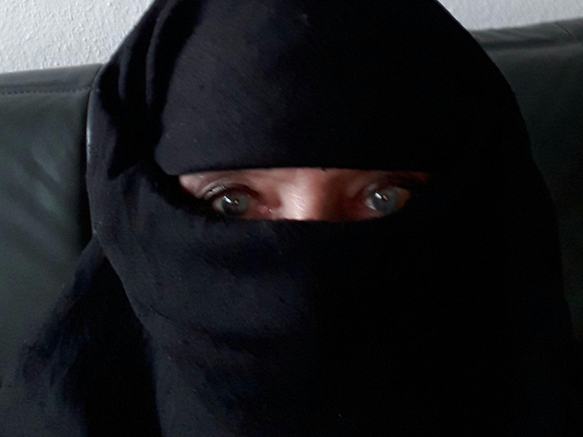 Frau mit Burka. Das Gesicht ist nicht zu erkennen.