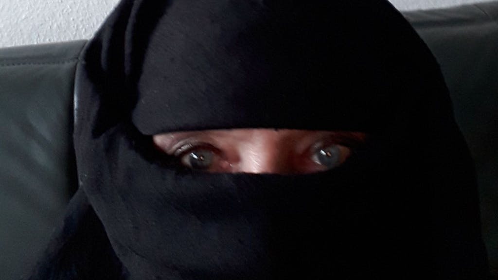 Frau mit Burka. Das Gesicht ist nicht zu erkennen.