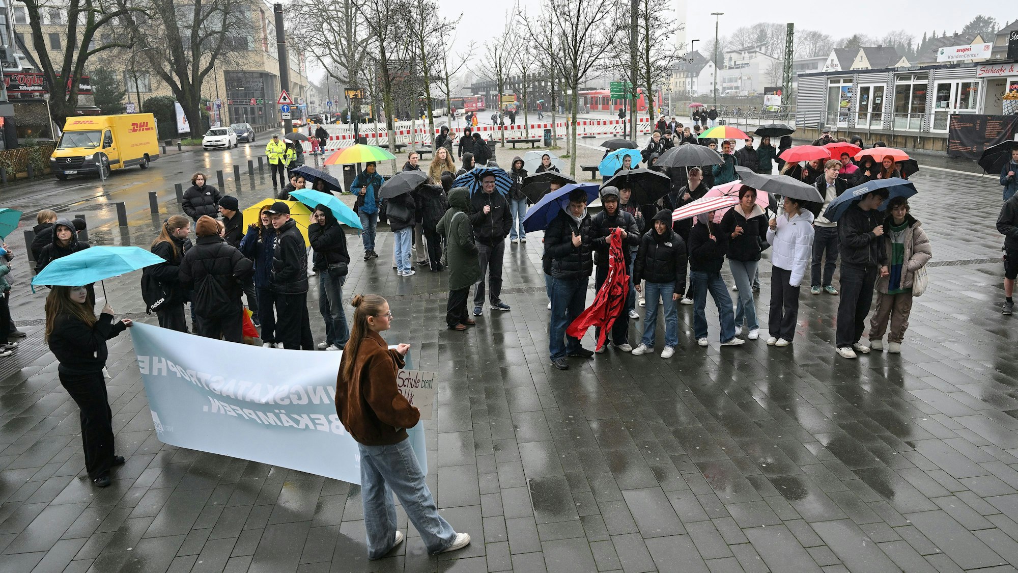 Schüler ziehen als Protestzug durch die Stadt.