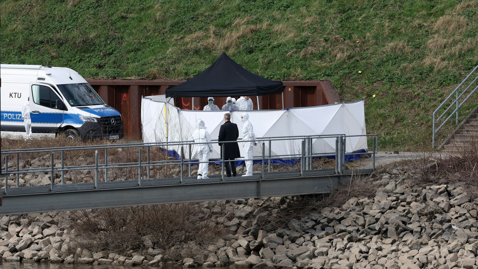Die Polizei sichert Spuren nach dem Leichenfund im Mülheimer Hafen am Sonntag



