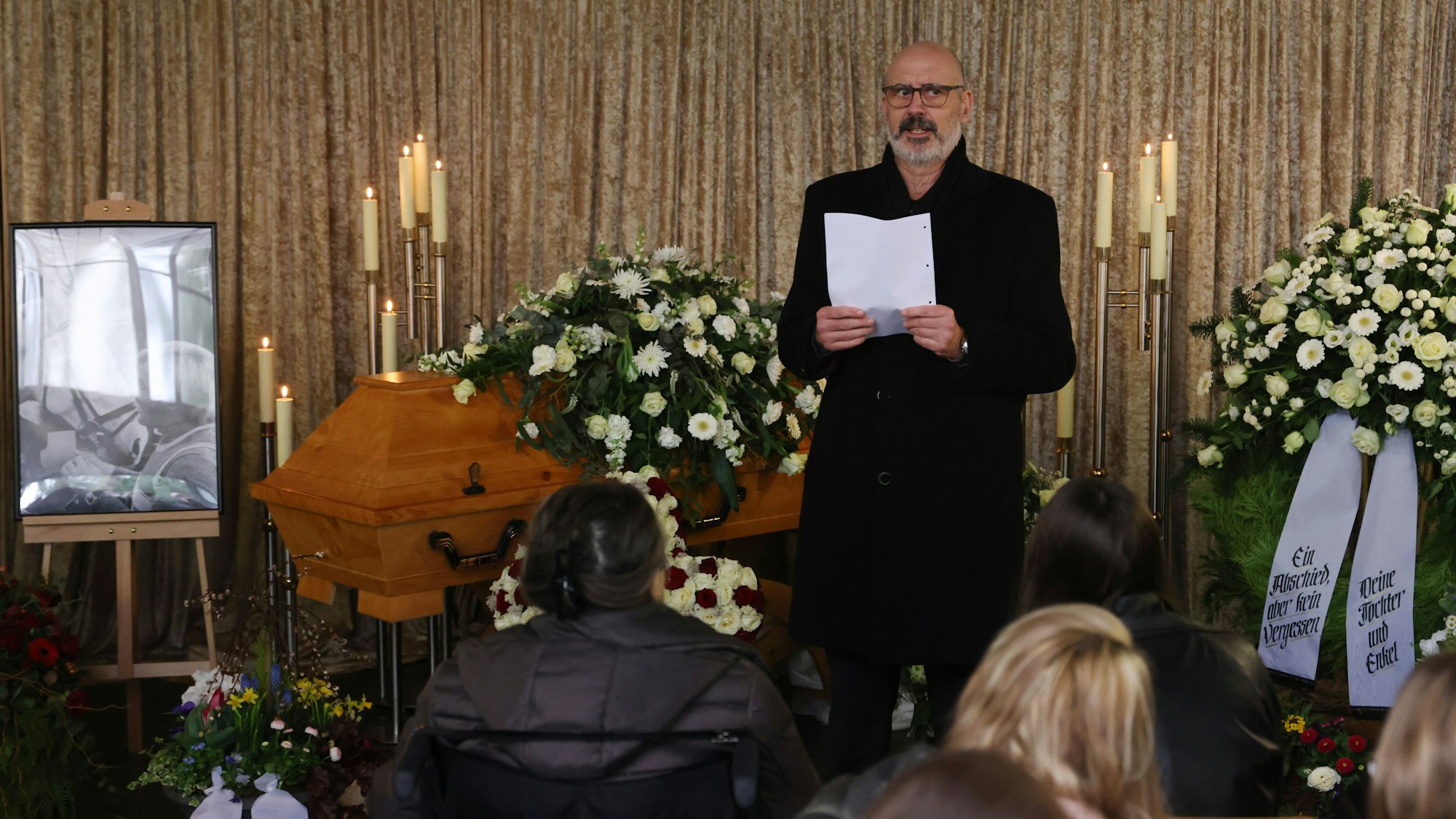 Trauerredner Jochen Langer bei der „Dummse Tünn“-Beerdigung