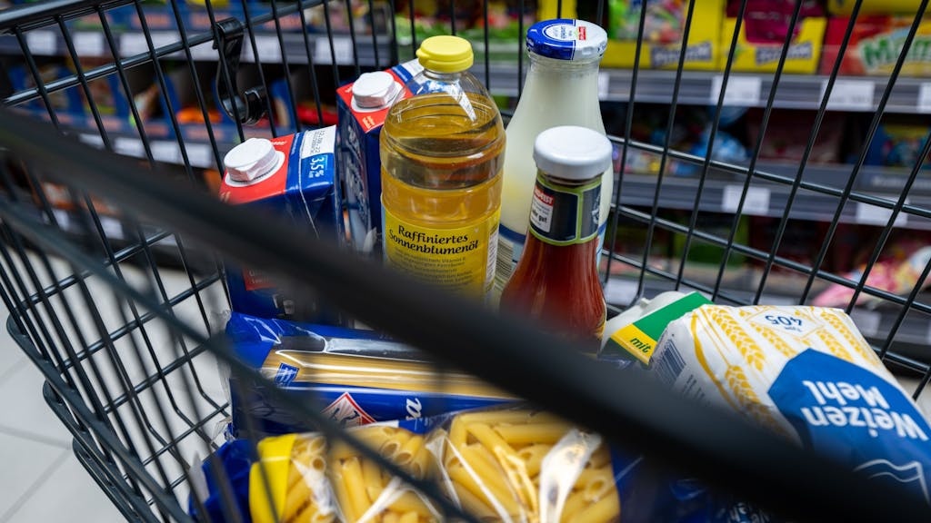 Lebensmittel liegen in einem Einkaufswagen in einem Supermarkt in Leipzig, hier im Juni 2022.