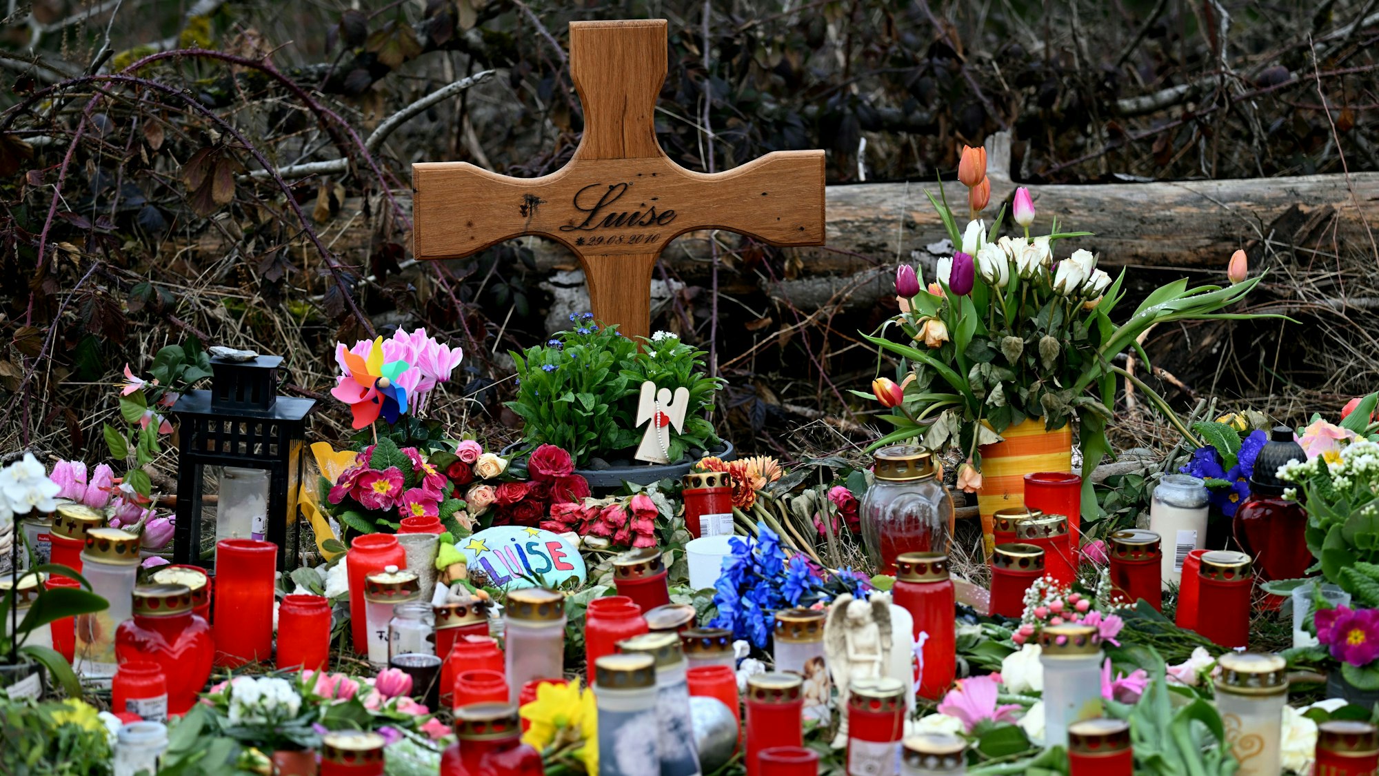 Ein Holzkreuz, zahlreiche Blumen, Kuscheltiere und Kerzen liegen an dem Ort, an dem Luise getötet wurde. Zwei Mädchen hatten die Tat eingeräumt. (Archivbild)