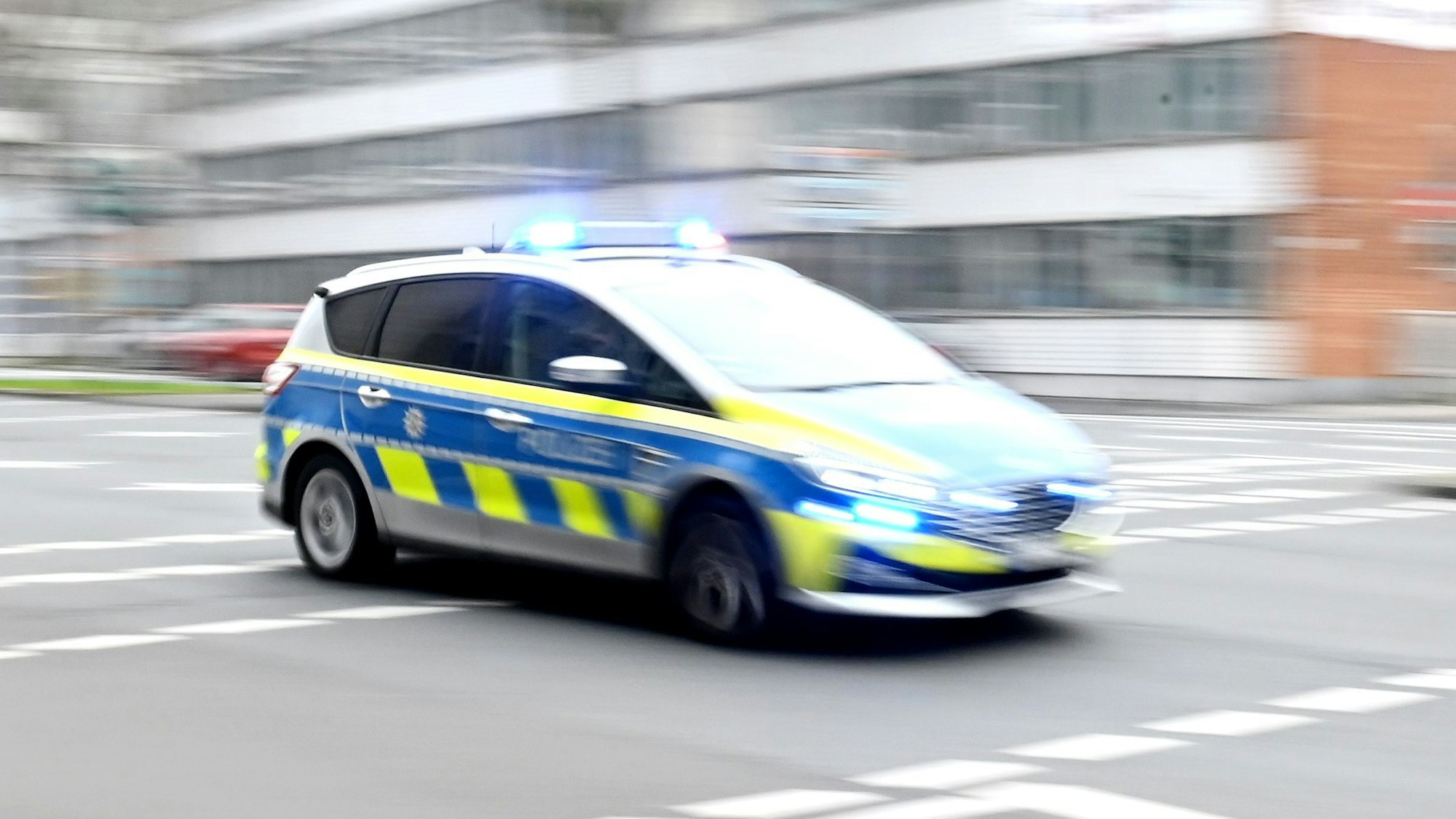 Das Foto zeigt einen Einsatzwagen der Polizei Köln.