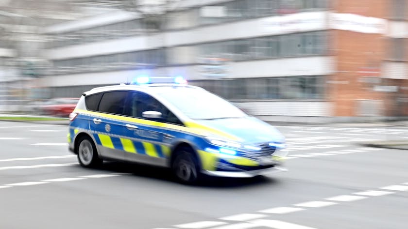 28.02.2024 Köln. Symbolbild. Ein Polizeiwagen rast durch die Innenstadt. Foto: Alexander Schwaiger