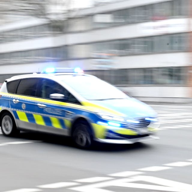 Polizeiwagen fährt mit Blaulicht. (Symbolfoto)