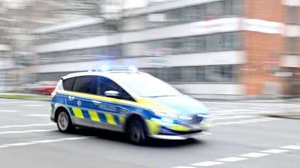 28.02.2024 Köln. Symbolbild. Ein Polizeiwagen rast durch die Innenstadt. Foto: Alexander Schwaiger