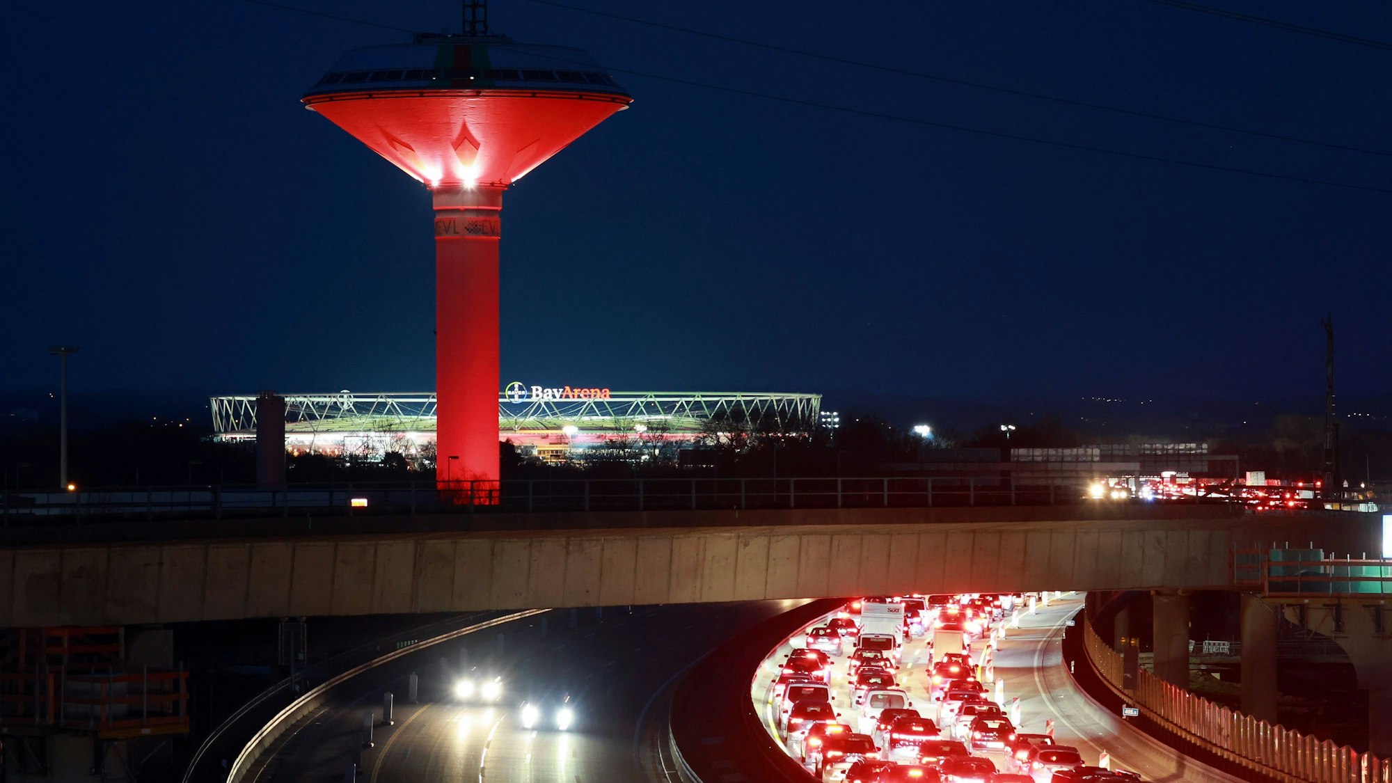 Bis zum Saisonende 2023/2024 leuchtet der EVL-Wasserturm zu allen Heimspielen von Bayer-04-Leverkusen rot.