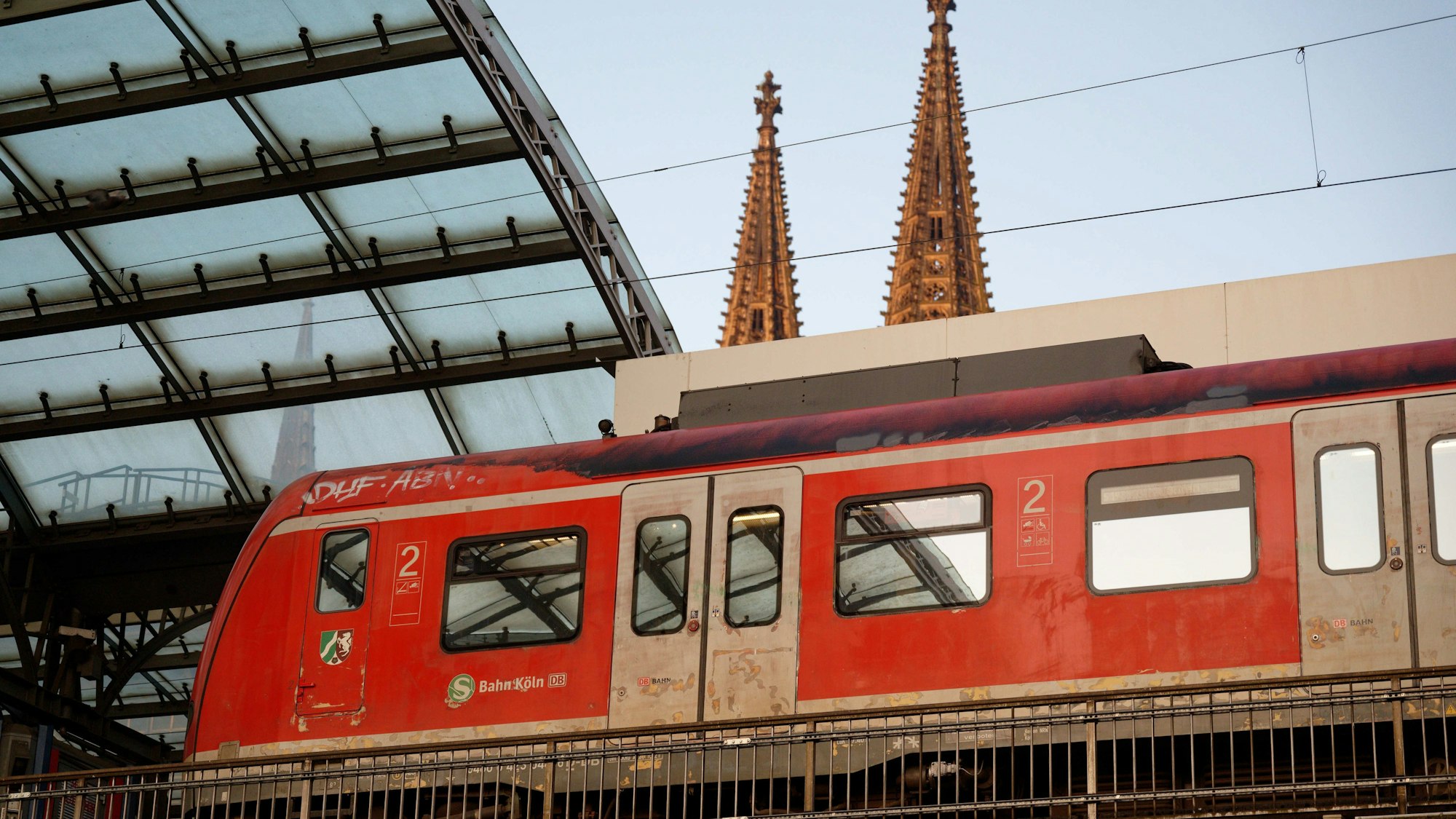 Eine S-Bahn steht im Hauptbahnhof in Köln.