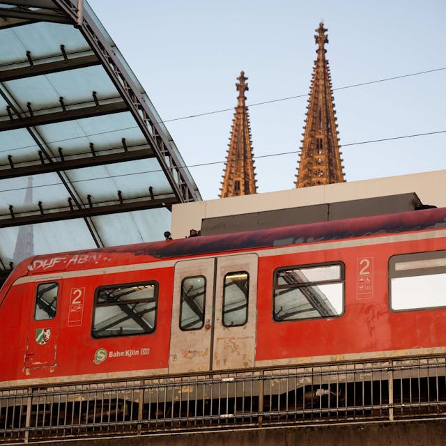 Eine S-Bahn steht im Hauptbahnhof in Köln.&nbsp;